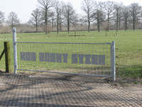 908027 Afbeelding de tekst 'KOE ZOEKT STIER' verwerkt in een metalen hek bij een weiland in de omgeving van de ...